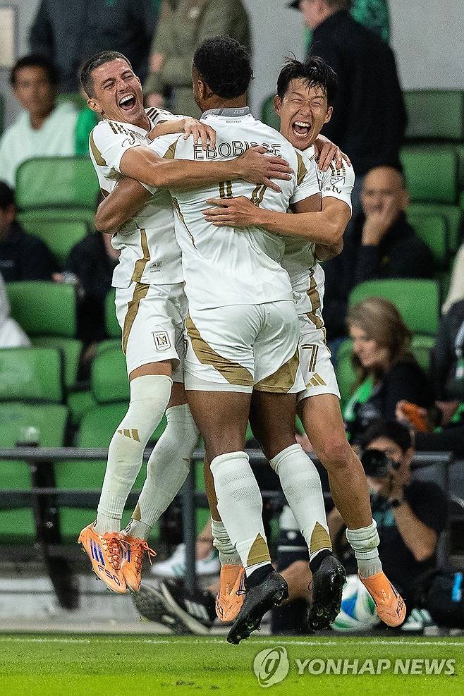기뻐하는 손흥민과 LAFC 선수들 [AP=연합뉴스]