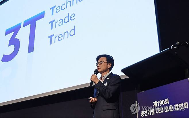 강연하는 김정관 장관 (서울=연합뉴스) 한종찬 기자 = 김정관 산업통상부 장관이 3일 서울 그랜드하얏트호텔에서 열린  제190회 중견기업 CEO 오찬 강연회에서 강연하고 있다. 2025.11.3 saba@yna.co.kr