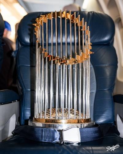 LA 향하는 전세기 한 자리 차지한 우승 트로피 [다저스 구단 소셜미디어 캡처. 재배포 및 DB 금지]