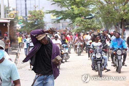 29일(현지시간) 탄자니아 다르에스살람에서 벌어진 불공정 선거 항의 시위 참가자들 [로이터 연합뉴스 자료사진. 재판매 및 DB 금지]