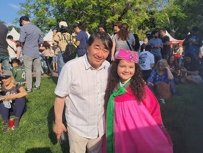 '한인 문화의 날' 행사에서 한복 입은 어린이와 최도선 한인회장 (부에노스아이레스=연합뉴스) 김선정 통신원 = 아르헨티나의 수도 부에노스아이레스의 팔레르모 공원에서 2025년 한인 문화 행사 '하루 페스트가'가 2일(현지시간) 개최됐다. 최도선 아르헨티나 한인회장과 행사에 참여해 한복 체험을 하는 타이스(10)가 포즈를 취하고 있다. 2025.11.3 sunniek8@yna.co.kr