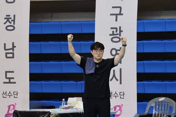 제45회 전국장애인체전 골볼 종목에 출전한 인천도시공사팀을 응원하는 김신 감독. /김신 감독 제공