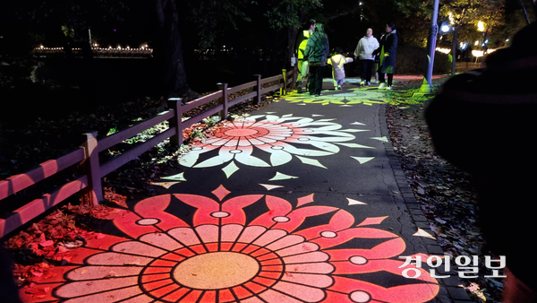 구리시 장자호수공원에서 ‘구리 빛축제’가 펼쳐지고 있다. 고보조명부터 호박마차, 사슴 등 대형 조형물들이 가을밤 낭만을 더하고 있다. 2025.10.27 구리/권순정기자 sj@kyeongin.com