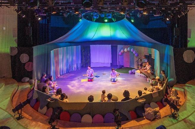 ▲ 경기아트센터는 경기국악원에서 영·유아의 발달 특성에 맞춰 아기와 양육자가 함께하는 예술 공연을 선보인다./사진제공=경기아트센터