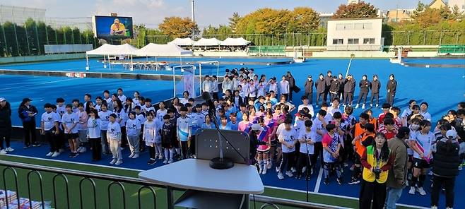지난달 30일 평택 소사벌레포츠타운 하키장에서 열린 초등 스포츠 전문가 연계 하키 축제 개회식이 열리고 있다. 사진=경기도교육청