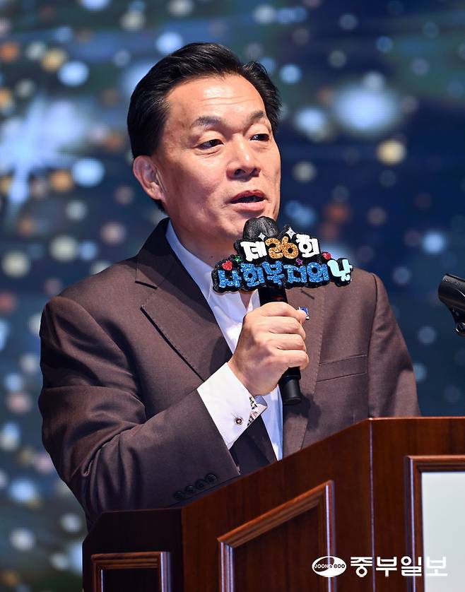 4일 오후 수원시 권선구 수원문화원 빛누리아트홀에서 열린 사회복지의 날 기념행사에서 이재준 수원시장이 축사를 하고 있다. 임채운기자