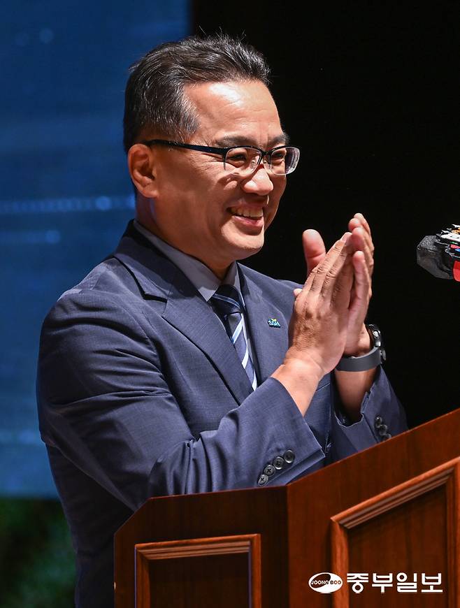 4일 오후 수원시 권선구 수원문화원 빛누리아트홀에서 열린 사회복지의 날 기념행사에서 장명찬 수원시사회복지협의회장이 기념사를 하고 있다. 임채운기자
