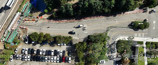 경기도에 자리잡은 기업이 50년에 가까운 기간 동안 주 출입로로 활용하는 사실상의 도로가 개발제한구역으로 묶인 채로 유지되면서 위법소지 행위가 반복되고 있다. 사진은 의왕시 삼동에 위치한 해당 도로의 모습. 김경민기자