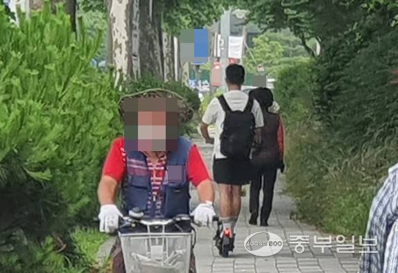 14일 오전 인천 미추홀구 용현동 한 인도에서 헬멧 등 보호장비를 착용하지 않은 공유 킥보드 이용자가 아슬아슬하게 보행자들을 피해 지나가고 있다. 중부포토DB