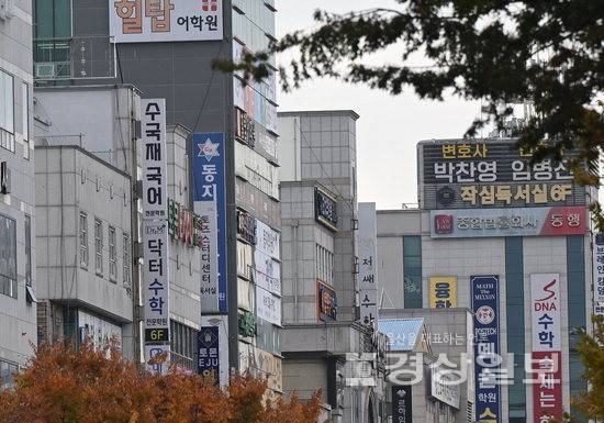 ▲ 서울에서 고등학생 학원 교습시간을 자정까지 연장하려는 움직임이 일자 울산 남구 옥동을 중심으로 지역 학원가가 술렁이고 있다. 사진은 학원이 밀집한 옥동의 거리모습. 김동수기자 dskim@ksilbo.co.kr
