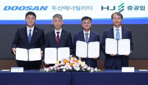 4일 서울 한수원 방사선보건원에서 열린 '고리 1호기 비관리구역 내부·야드 설비 해체공사' 계약 체결식에서 주요 관계자들이 기념촬영을 하고 있다. 왼쪽부터 HJ중공업 정철상 전무, 한수원 조석진 기술부사장, 두산에너빌리티 김종두 사장, 한전KPS 전호광 부사장. /두산에너빌리티