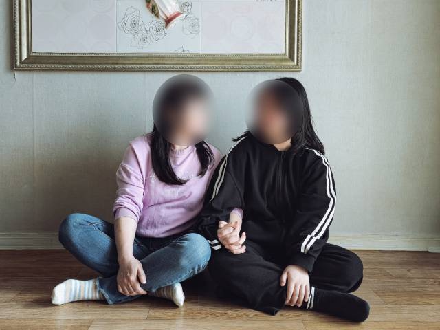 윤은정(53·가명) 씨가 지난해 남편이 세상을 떠난 이후 이젠 자신의 전부가 된 딸 민서 양을 애틋하게 바라보고 있다. 김지효 기자