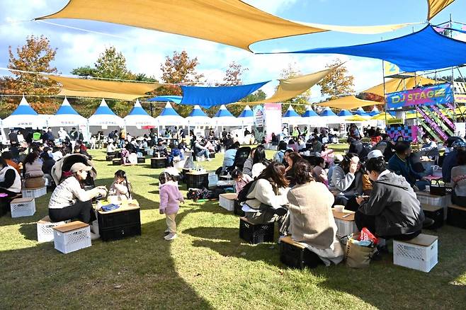 지난 1~2일 삼국유사테마파크에 열린 ‘2025 군위 바베큐 축제(고기좋다 군위)’ 현장 전경. /대구 군위군 제공