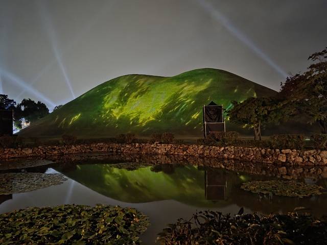 야간 미디어파사드 쇼가 이어지는 대릉원. 강시일 기자