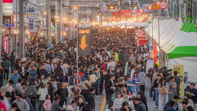 지난해 구미시가 구미역 일원에서 개최한 구미 라면축제가 인파로 붐비고 있다. 구미시 제공