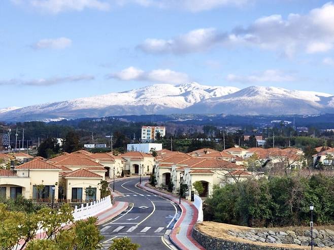 제주시 해안동 소재 캠퍼트리 호텔앤리조트에서 바라 본 눈 덮인 겨울 한라산 전경 ⓒ제주의소리