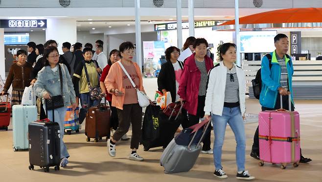 중국인 단체관광객들이 인천 연수구 인천항 국제여객터미널을 통해 입국하고 있다. (사진=연합뉴스)