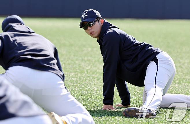 야구 국가대표팀 김영웅이 2일 오후 경기 고양시 국가대표 야구훈련장에서 열린 첫 소집훈련에서 몸을 풀고 있다. 류지현 감독이 이끄는 대표팀은 오는 8,9일 체코에 이어 15,16일에 일본과의 평가전 경기를 치를 예정이다. 2025.11.2/뉴스1 ⓒ News1 구윤성 기자