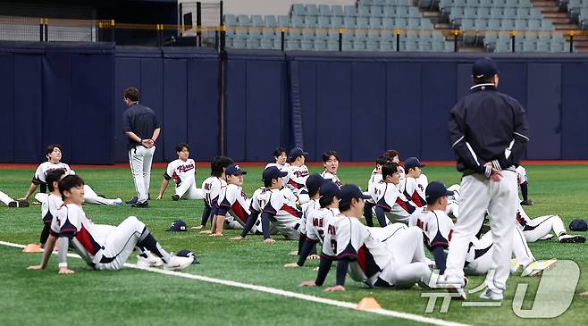야구대표팀이 4일 서울 고척스카이돔에서 훈련을 하고 있다. 류지현 감독이 이끄는 대표팀은 오는 8,9일 체코에 이어 15,16일에 일본과의 평가전 경기를 치를 예정이다. 2025.11.4/뉴스1 ⓒ News1 김성진 기자