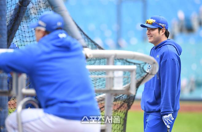 삼성 박병호가 21일 대구 삼성라이온즈파크에서 열리는 2025 KBO리그 한화와 플레이오프 3차전에 앞서 훈련을 하던 중 환하게 웃고 있다. 대구 | 박진업 기자 upandup@sportsseoul.com