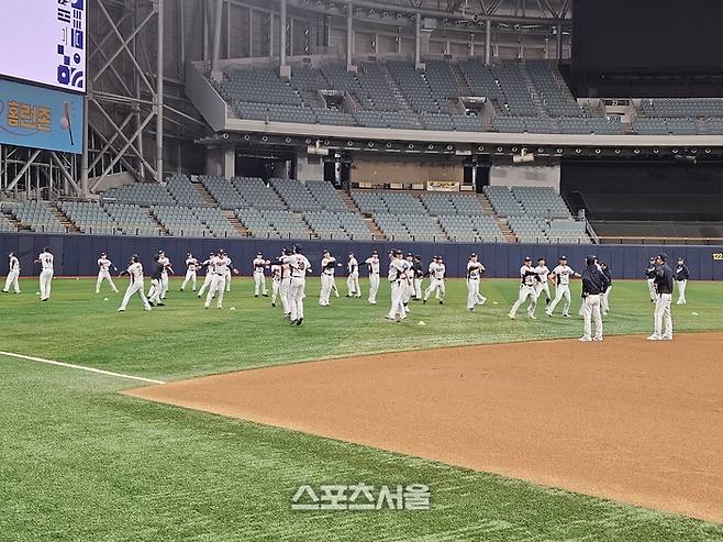 야구 대표팀이 4일 서울 고척스카이돔에서 열린 평가전 대비 훈련에서 몸을 풀고 있다. 고척 | 강윤식 기자 skywalker@sportsseoul.com