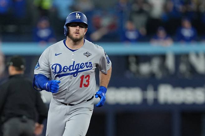 맥스 먼시가 지난 2일(한국시각) 월드시리즈 7차전서 8회초 중월 솔로홈런을 터뜨린 뒤 베이스를 돌고 있다. Imagn Images연합뉴스