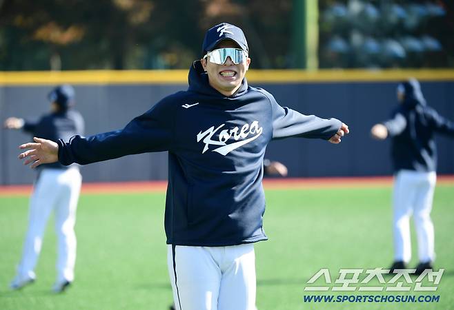 야구 국가대표팀 선수들이 3일 오후 일산 고양 야구대표팀훈련장에서 훈련을 했다. 밝은 표정으로 몸을 풀고 있는 김영웅. 고양=송정헌 기자songs@sportschosun.com/2025.11.03/