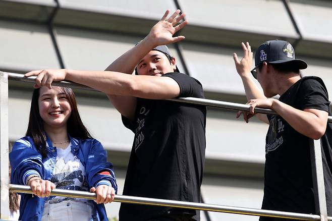 오타니 쇼헤이와 부인 다나카 마미코가 팬들을 향해 활짝 웃으며 답하고 있다. Imagn Images연합뉴스