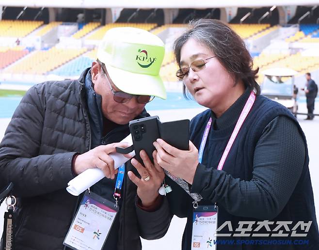 '여자육상 100m 한국신기록 보유 레전드' 이영숙  대한장애인육상연맹 이사(대한장애인체육회 꿈나무선수육성위원장)과 이대휴 심판위원장이 신현진의 장애인체전 경기를 앞두고 지난해 파리패럴림픽 금, 은, 동메달 기록을 확인하고 있다.  사진제공=대한장애인체육회