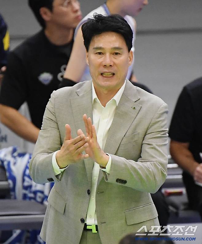 4일 수원체육관에서 열린 V리그 현대건설-IBK기업은행전. 현대건설 강성형 감독이 박수를 보내고 있다. 수원=정재근 기자 cjg@sportschosun.com/2025.11.4/