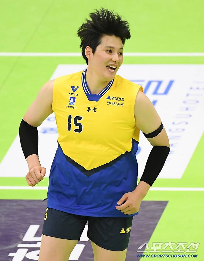 4일 수원체육관에서 열린 V리그 현대건설-IBK기업은행전. 현대건설   김희진이 공격 성공 후 기뻐하고 있다. 수원=정재근 기자 cjg@sportschosun.com/2025.11.4/