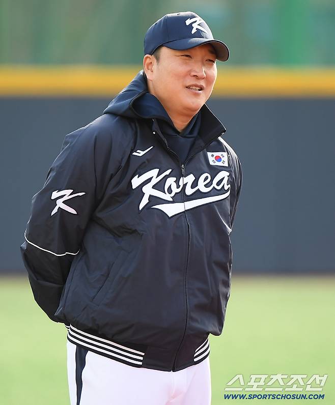 야구 국가대표팀이 2일 오후 경기도 고양 야구대표팀 훈련장에서 첫 훈련을 시작했다. 이진영 코치가 훈련을 지켜보고 있다. 고양=정재근 기자 cjg@sportschosun.com/2025.11.2/