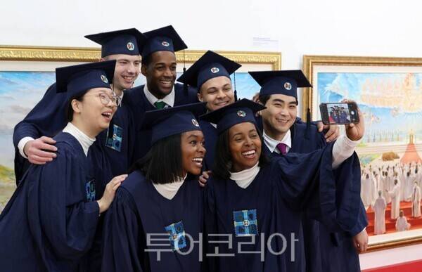 지난 2일 신천지예수교&nbsp;증거장막성전 청주교회에서 열린 '시온기독교선교센터 116기 수료식'에 참여한 수료생들이 기념촬영을 하고 있다. /사진-신천지예수교회