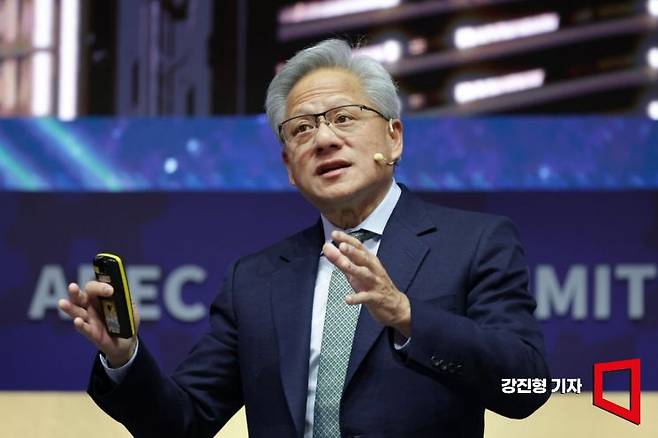 젠슨 황 엔비디아 최고경영자(CEO)가 지난달 31일 경북 경주시 경주예술의전당에서 열린 'APEC CEO 서밋' 마지막 특별 세션에서 연설하고 있다. 강진형 기자