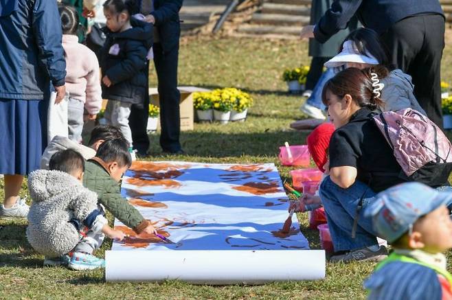 아이들이 부모님과 숲 그리기 체험을 하고 있다.