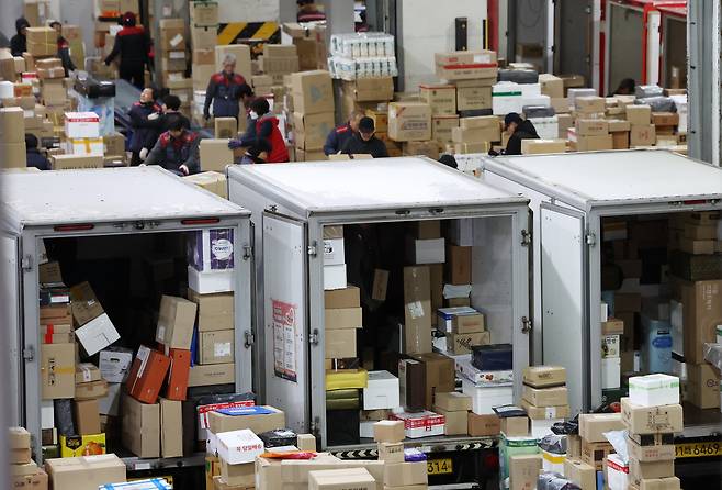 지난 2024년 2월 서울 송파구 서울복합물류단지에서 택배 기사들이 상차 작업을 하고 있다./뉴스1