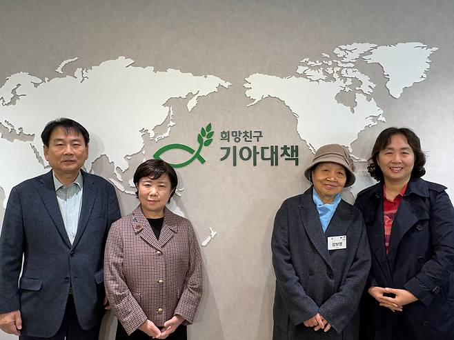 지난 1일 서울 강서구 염창동 기아대책 본사에서 만난 후원자 김경희씨와 남편 양은혁씨, 강보영씨와 어머니 김기정씨./ 한영원 기자