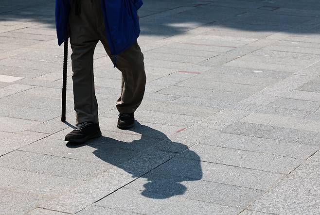 서울 종로구 탑골공원에서 한 어르신이 지팡이를 짚고 이동하고 있다./뉴스1
