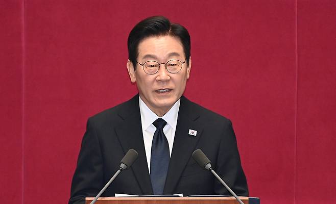 이재명 대통령이 4일 서울 여의도 국회 본회의장에서 내년도 정부 예산안에 대한 시정연설을 하고 있다. /연합뉴스