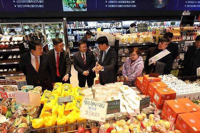 3일 프리미엄 충청 로컬푸드마켓 2호점 '파머스마켓 더로컬도안' 개장 기념식에 참석한 오성환(맨 왼쪽) 당진시장을 비롯한 주요 내외빈이 매장을 둘러보고 있다. 김영태 기자