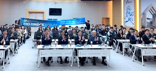 지식재산처와 충남대 관계자들이 4일 오후 충남대 융합교육혁신센터에서 열린 'IP-바이오 브릿지 포럼 2025'에서 기념촬영을 하고 있다. 지식재산처 제공