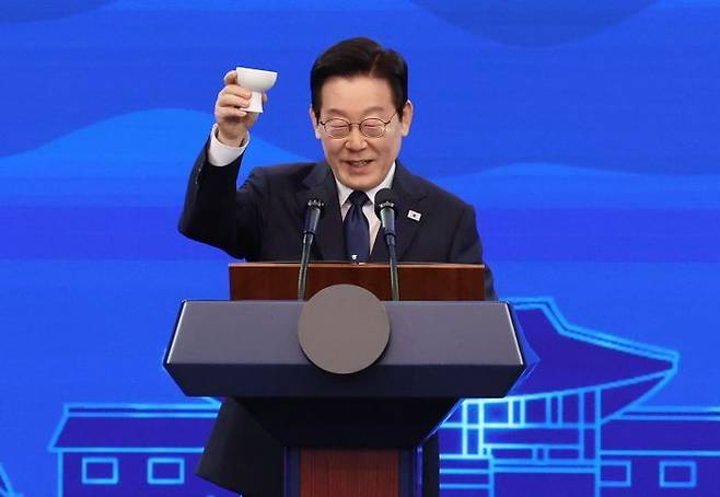 이재명 대통령이 지난 1일 경북 경주 소노캄에서 시진핑 중국 국가주석을 위한 국빈만찬에서 건배사를 하고 있다. ⓒ연합뉴스