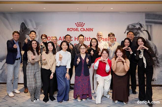 로얄캐닌이 아시아태평양 지역 수의사를 초청한 가운데 반려동물 건강한 노화를 위한 수의사 좌담회를 개최한 후 참석자들이 기념사진을 촬영하고 있다.