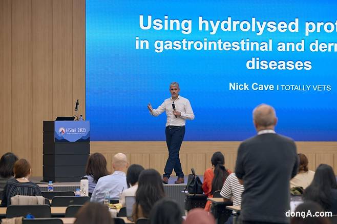 닉 케이브 박사(뉴질랜드 수의사)가 지난 1일 대구 엑스코에서 열린 아시아태평양 소동물수의사대회(FASAVA 2025)에서 강연하고 있다.