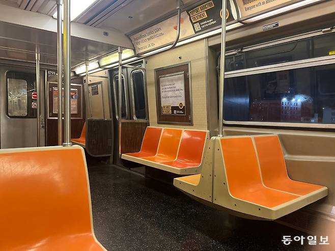 노후화로 조만간 운행이 중단되는 뉴욕 지하철의 한 차량. ‘L’자 모양 좌석은 시민들의 대화를 촉진하는 디자인이라는 호평을 받았다. 뉴욕=임우선 특파원 imsun@donga.com