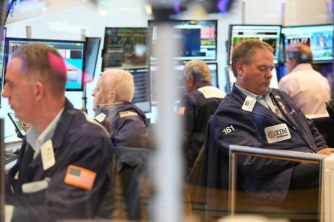 뉴욕 증시 3대 지수가 3일(현지시간) 인공지능(AI) 관련주 강세 속에 혼조세로 마감했다. AP 뉴시스