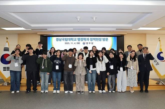 홍소영 병무청장(앞줄 왼쪽에서 여섯 번째)이 4일 병무청을 방문한 경상국립대학교 학생 및 교수진과 기념촬영을 하고 있다. 병무청 제공