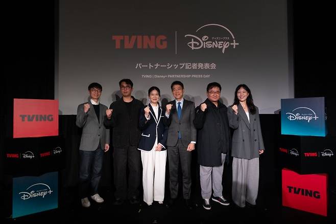 티빙과 디즈니+는 4일 일본 도쿄에 위치한 월트디즈니컴퍼니재팬 본사에서 열린 '티빙X디즈니+ 파트너십 프레스데이'에서 전략적 파트너십을 체결하고 일본 디즈니+ 내 '티빙 컬렉션 온 디즈니플러스'를 5일 공식 출시한다고 밝혔다. 왼쪽부터 오광희 CJ ENM 스튜디오스 대표, 이응복 감독, 최주희 티빙 대표, 다모쓰 히이로 월트디즈니컴퍼니재팬 대표, 진혁 감독, 이혜영 스튜디오드래곤 책임프로듀서 티빙 제공
