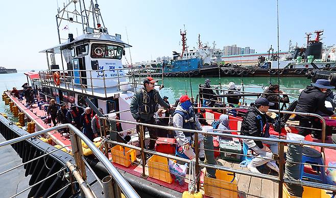 완연한 봄 날씨를 보인 지난 4월 20일 인천 중구 남항부두 잔교가 봄 바다 낚시객들로 붐비고 있다.(사진=저작권자(c) 연합뉴스, 무단 전재-재배포 금지)