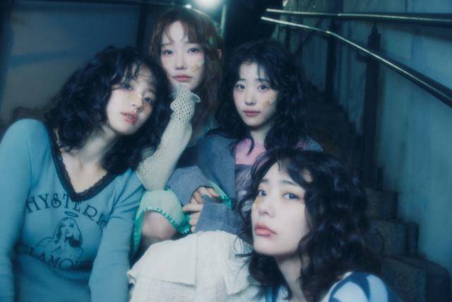 밴드 QWER(큐더블유이알)이 컴백과 동시에 커리어 하이를 달성했다. 타마고 프로덕션 제공